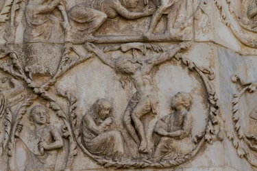 Korsfæstelse, detaljer fra Scener fra Kristi liv, Historier fra Det Nye Testamente, basrelieffer af Lorenzo Maitani (før 1275-1330), tredje søjle, facade af Orvieto-katedralen, Umbrien, Italien