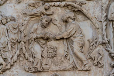 Gideon vrider fleece, detaljer fra Jesse-træ og messianske profetier, Historier om Genesis, basrelieffer af Lorenzo Maitani (før 1275-1330), anden søjle, facade af Orvieto-katedralen, Umbrien, Italien
