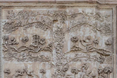 Naama lærer barnet at læse og Tubal-kain slår klokker med hammer; Enos, søn af Seth tegner med kompas, Stories of Genesis, bas-relieffer af Lorenzo Maitani (før 1275-1330), første søjle, lateral facade af Orvieto-katedralen, Umbrien, Italien
