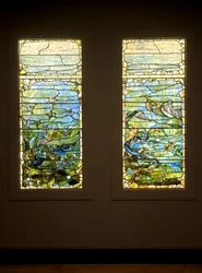 Vindue med Søstjerne ("Forår") og Vindue med Søanemone ("Sommer"), ca. 1885-1895 (glas, bly, jern og træramme (original))