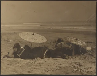 [Strandscene med papirparaplyer]