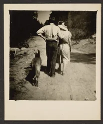 Par på gåtur med hund