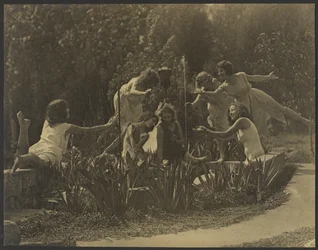 [Dansere, der poserer langs havemuren]