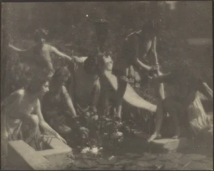 [Dansere poserer ved kanten af en dam].