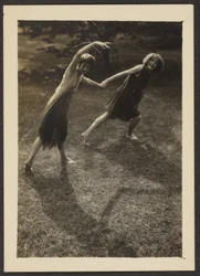 [Dansere i haven]