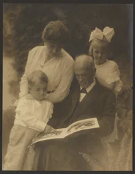 [Familieportræt med billedbog]