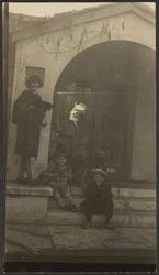 [Familie foran Fleckenstein Studio i Long Beach].