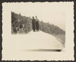 [Figurer, der står på klippen].