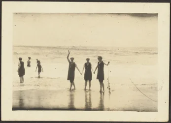 [Figurer i badetøj på stranden]