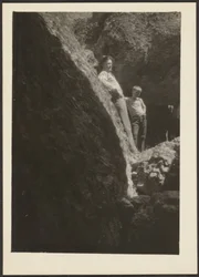[Figurer i sollys på klipper].