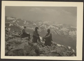[Figurer i et klippelandskab]