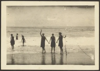 [Figurer på en strand, der holder tang].