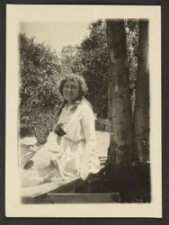 [Florence sidder med hund]