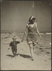 [Florence og spædbarn går på stranden].