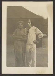 [Florence og ung mand i marineuniform]