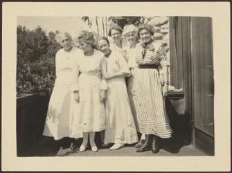 Gruppe af kvinder på en veranda