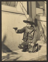 [Lille dreng i cowboytøj]