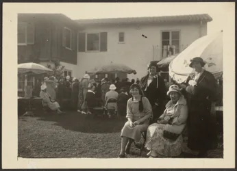 [Fru Fleckenstein og Florence til havefest]