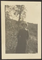 [Portræt af Florence udenfor]