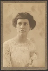 [Portræt af en kvinde med blomster på kjolen].