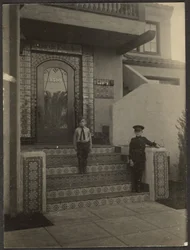 [To drenge foran Fleckensteins atelier i Long Beach]