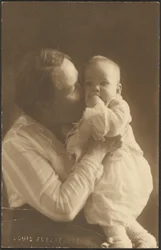 Kvinde, der kysser en baby