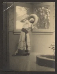 [Kvinde poserer i mexicansk tøj].
