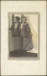 [Kvinden og hendes refleksion].