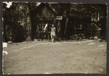 [Kvinde foran hytte]