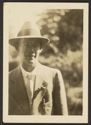 [Ung mand med fedora]