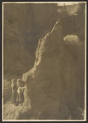 [Unge kvinder i Rocky Ravine]