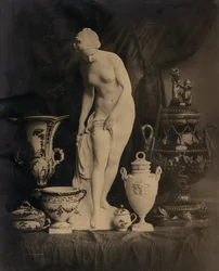 Stilleben med statuette og vaser