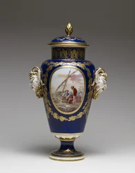 Vase (blødt porcelæn med maling og forgyldt)