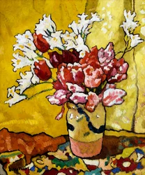 Vase, tulipaner og hvide blomster
