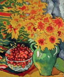 Gule blomster og en skål kirsebær