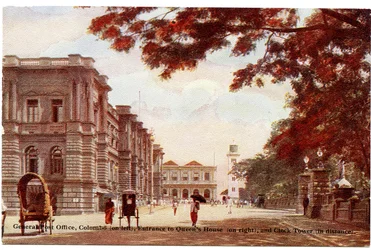 General Post Office, Colombo (til venstre), indgangen til Queens House (til højre) og Clock Tower (i afstand), ca. 1900-20 (håndfarvet fotografi)