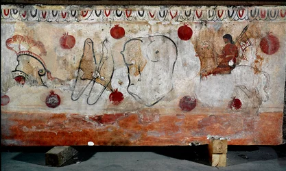 En rytter og de forskellige elementer i hans rustning Lucanian fresco fra det 4. århundrede f.Kr., fra nekropolis i Paestum, Italien. Museo nazionale archeologico, Paestum