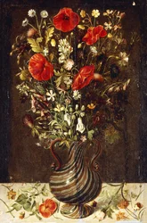 Valmuer, ranunkler, tusindfryd, kornblomster, tidsler og andre vilde blomster i en facon de Venise filigrana glasvase, med stedmoderblomster, en valmue og en død nælde på en stenafsats,
