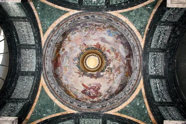 Udsigt over kuplen af ​​Cybo-kapellet, dekoreret med freskomalerier af Luigi Garzi (1638-1721) (Udsigt over kuplen af ​​Cybo-kapellet fresker af Luigi Garzi) Rom Basilica di Santa Maria del Popolo (Kirken Santa Maria del Popolo), Cybo Kapel