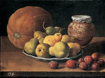Pærer på en tallerken, en melon, blommer og en dekoreret mansies krukke på en trækant