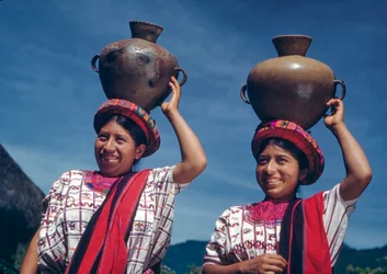 Guatemalanske kvinder bærer vandkander i landsbyen Nebaj, Guatemala
