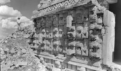 Reliefudskæring på monumental mayaruin, Yucatan-halvøen. 1936