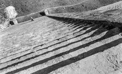 Trapper op ad mayaernes monumentale ruin, Chichen Itza-pyramiden. 1936