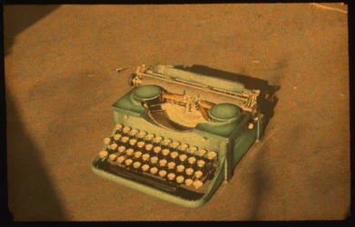 Stilleben farvefotografi af en skrivemaskine taget med Autochrome Lumière og et 35mm...