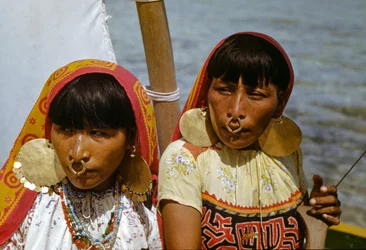 Kvinder med guldnæseringe fra Cuna-stammen på Mulatas aka San Blas Islands padler og s...