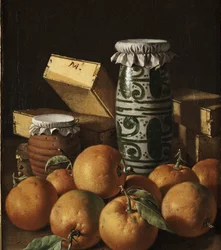 Stilleben med appelsiner, krukker og kasser med slik