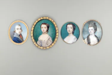 Fru Arabella Walker-Heneage, født Cope (d. ca. 1818), i cremefarvet kjole med blondekant og pelskantet frakke, perler flettet ind i hendes opsvingede og krøllede hår, himmel- og skybaggrund