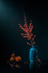 Efterårsbær, blå vase
