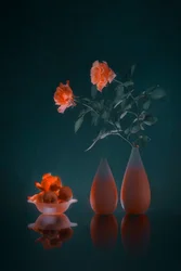 Elegant mørkt blomstermotiv