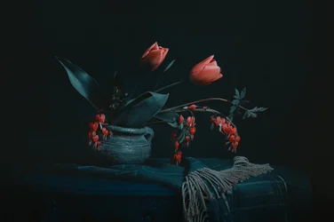 Stemningsfuldt blomsterstilleben
